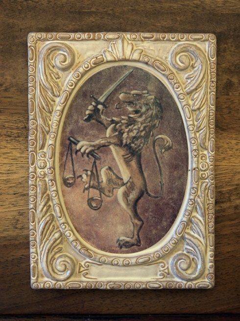 Bassorilievo nello studio legale