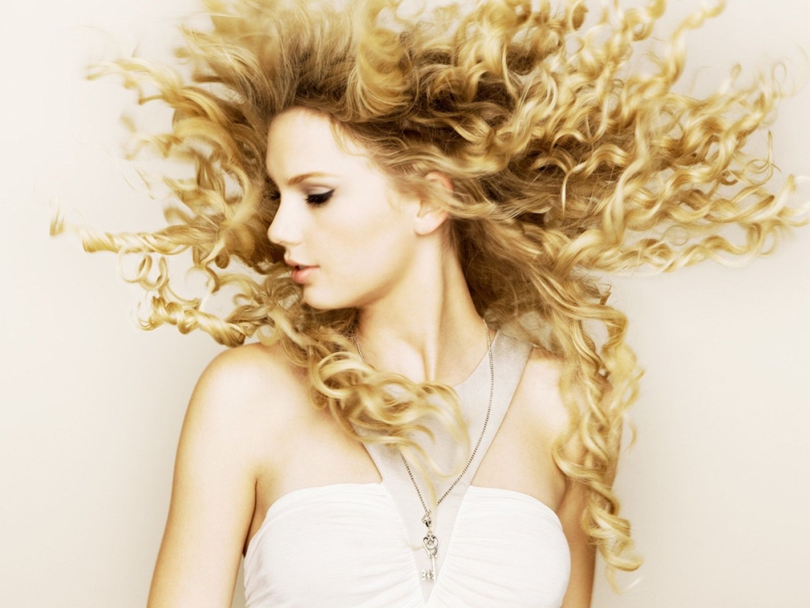 ws_taylor_swift_curls_1600x1200