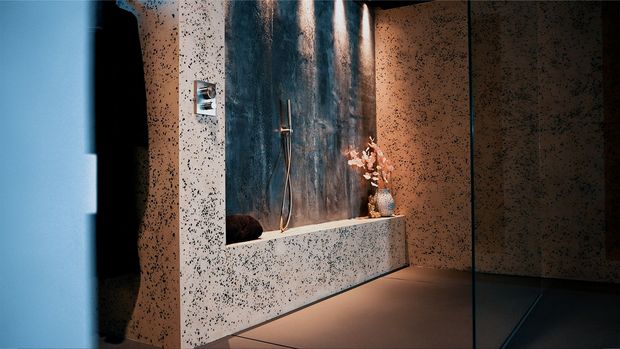 Fugenloses Luxusbad mit exklusiven Oberflächen im modernen Design