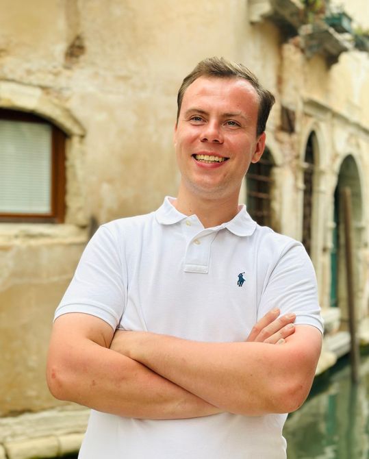 Leon Andre Schifferdecker, Meister für Fugenlose Bäder, Sachverständiger für Fugenlose Oberflächen
