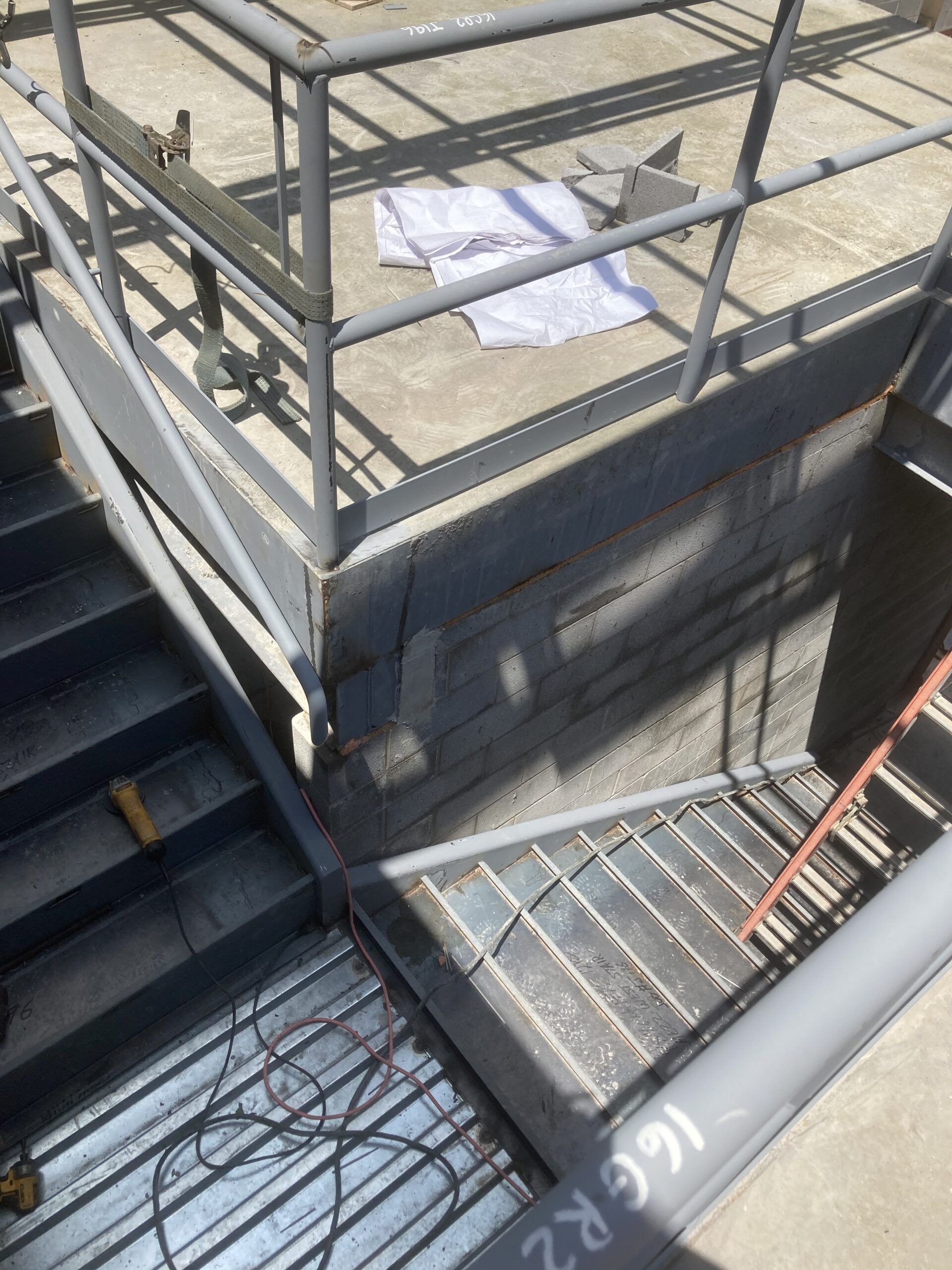 A staircase with a railing and a sign that says iggr2