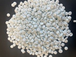 Granulés Polyéthylène basse densité recyclés blancs en tas