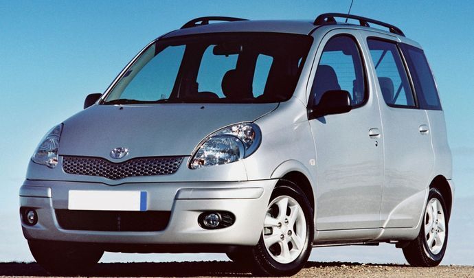 Un minivan argentato è parcheggiato sul ciglio della strada