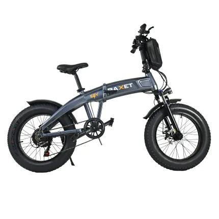 Una bicicletta elettrica pieghevole con un grande pneumatico su uno sfondo bianco.