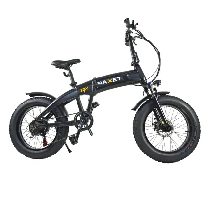 Una bicicletta elettrica pieghevole nera con grandi pneumatici su sfondo bianco.
