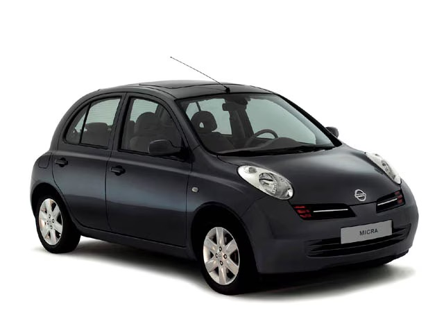 Una Smart blu è appoggiata su una superficie bianca.