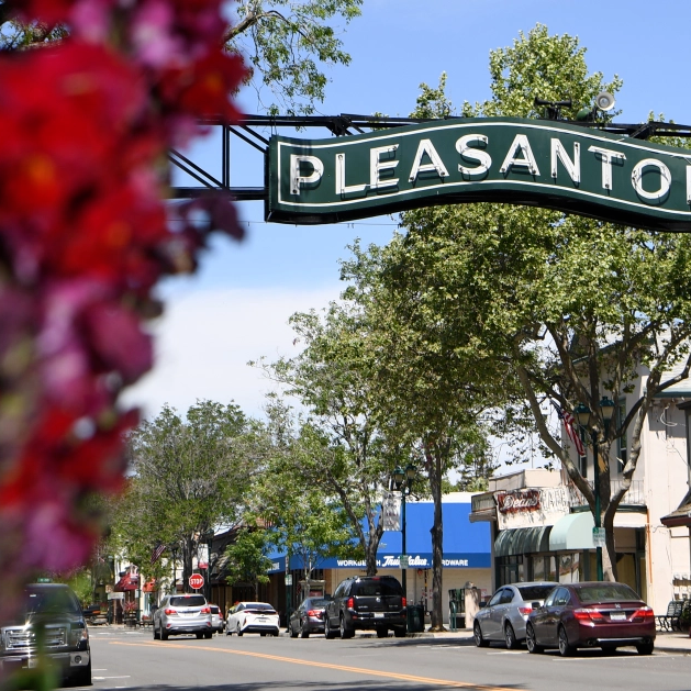 A street with a sign that says pleasanton on it