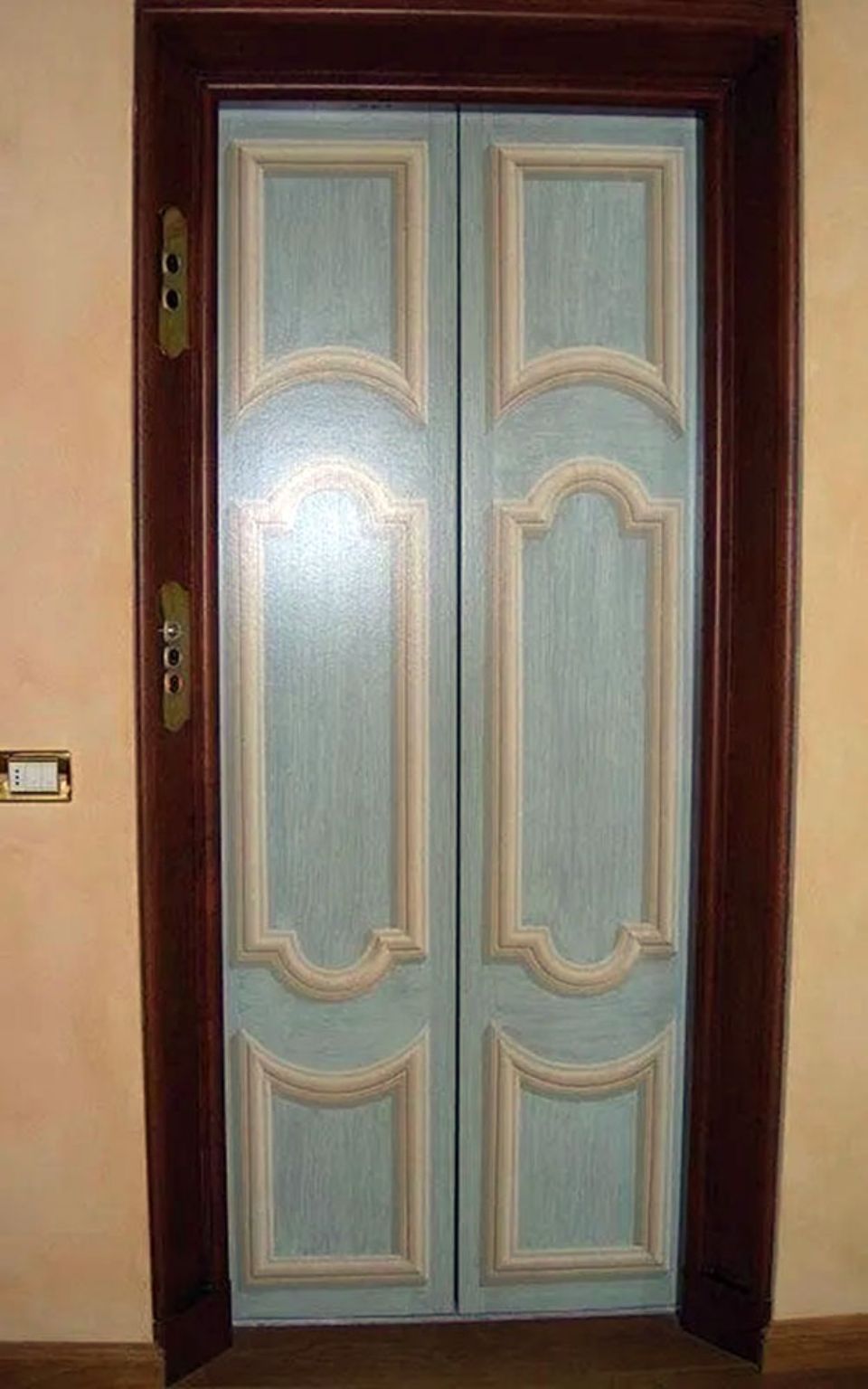 Ascensore con porte decorate