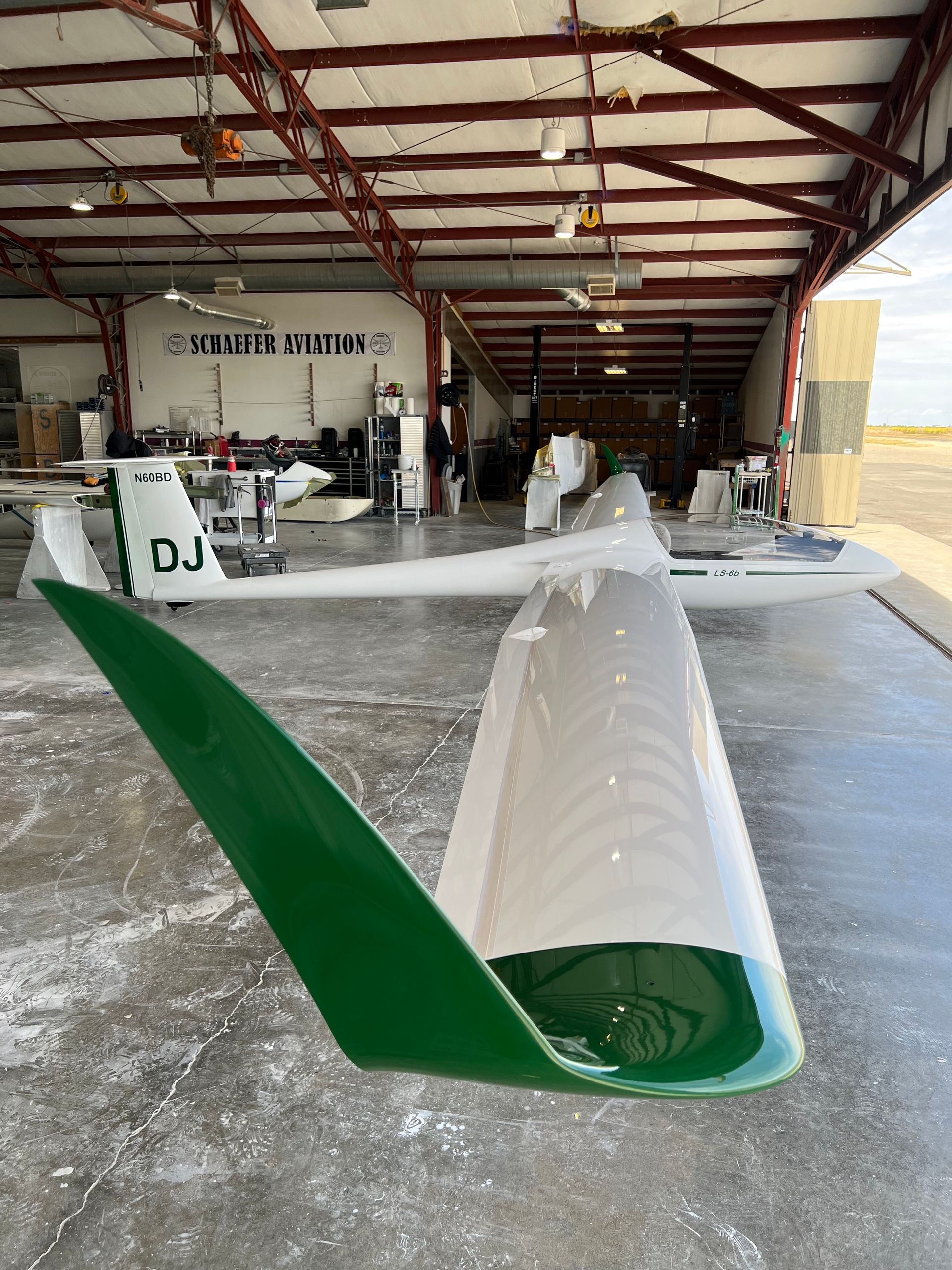 A green and white plane with the letters dj on it