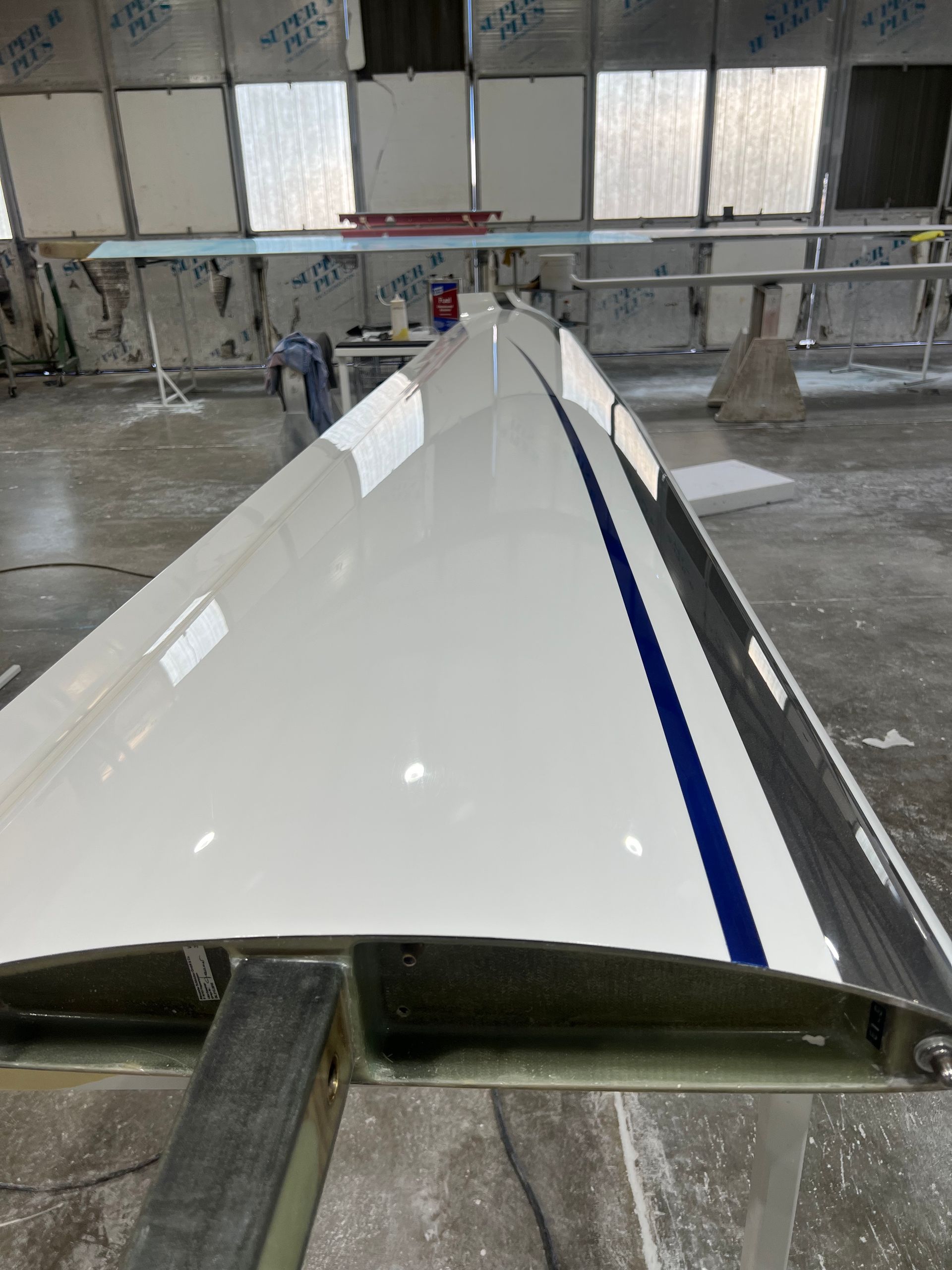 A white wing with a blue stripe on it