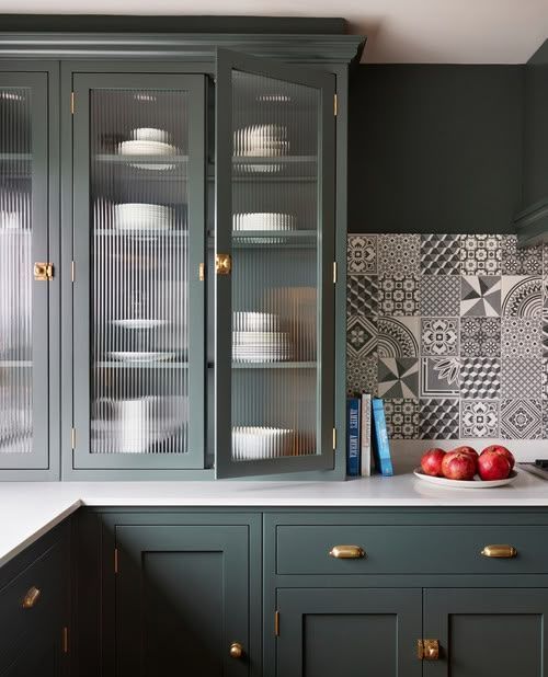 A kitchen with a bowl of apples on the counter