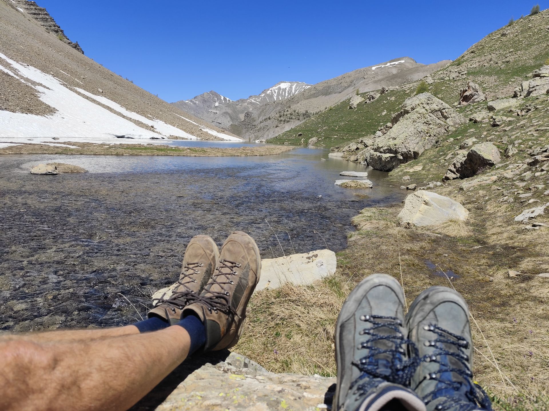 Genieten in de zomer van een bergwandeling