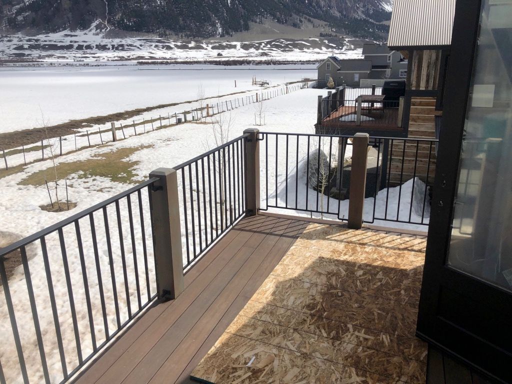 A balcony with a view of a lake and mountains