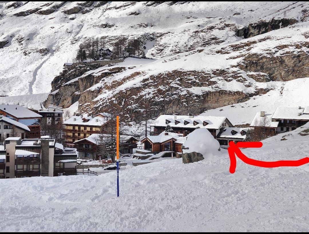 a picture with an arrow to indicate which building the apartment is in