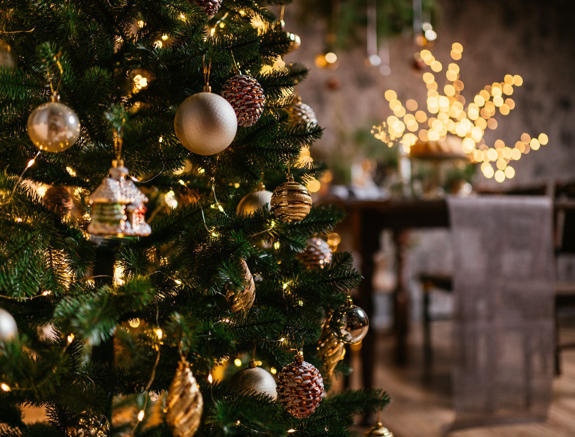 A close up of a decorated christmas tree in a living room.