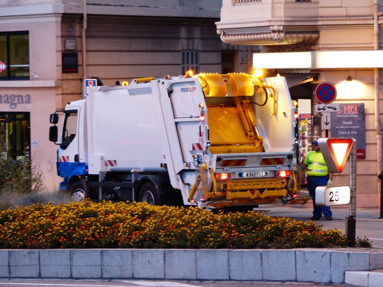 Camión de basura ecológico en las calles de la ciudad