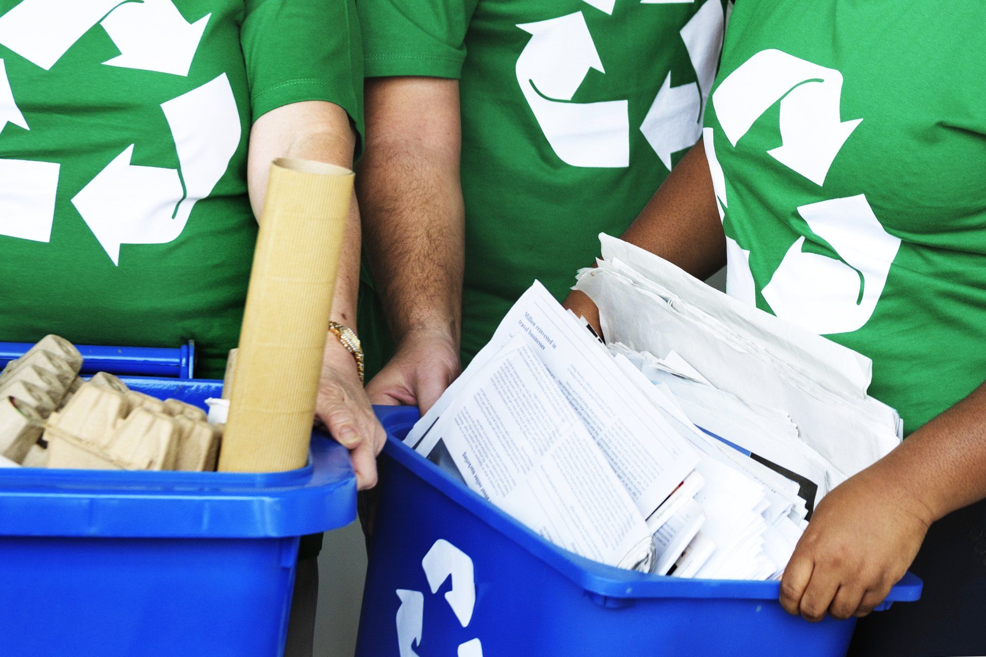 Ecologistas reciclando para el día mundial del medio ambiente