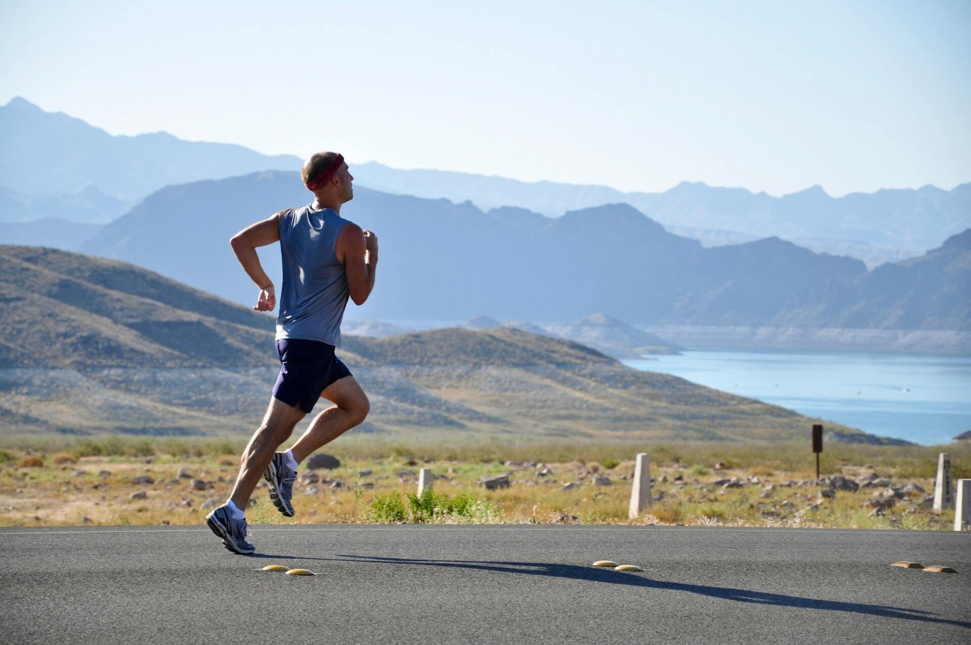 Hombre joven practicando jogging es un espacio abierto