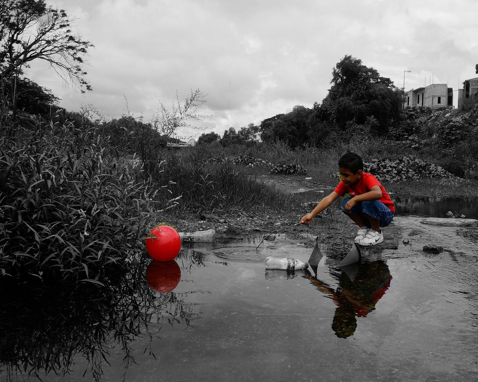 Niño jugando con bote de basura en Latinoamérica