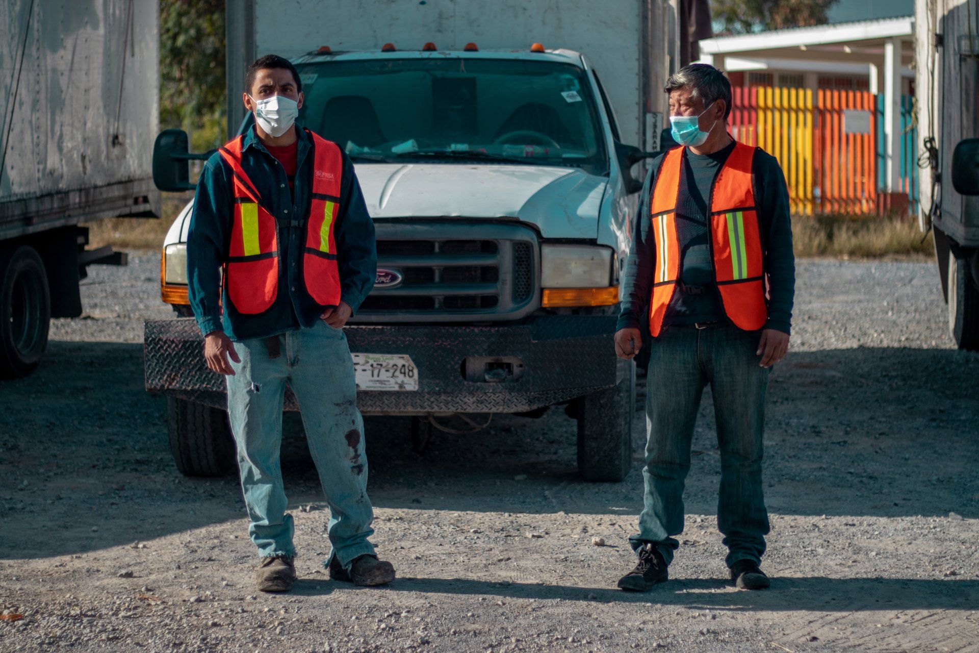 Trabajadores en la recolección de basura enfrente de camión