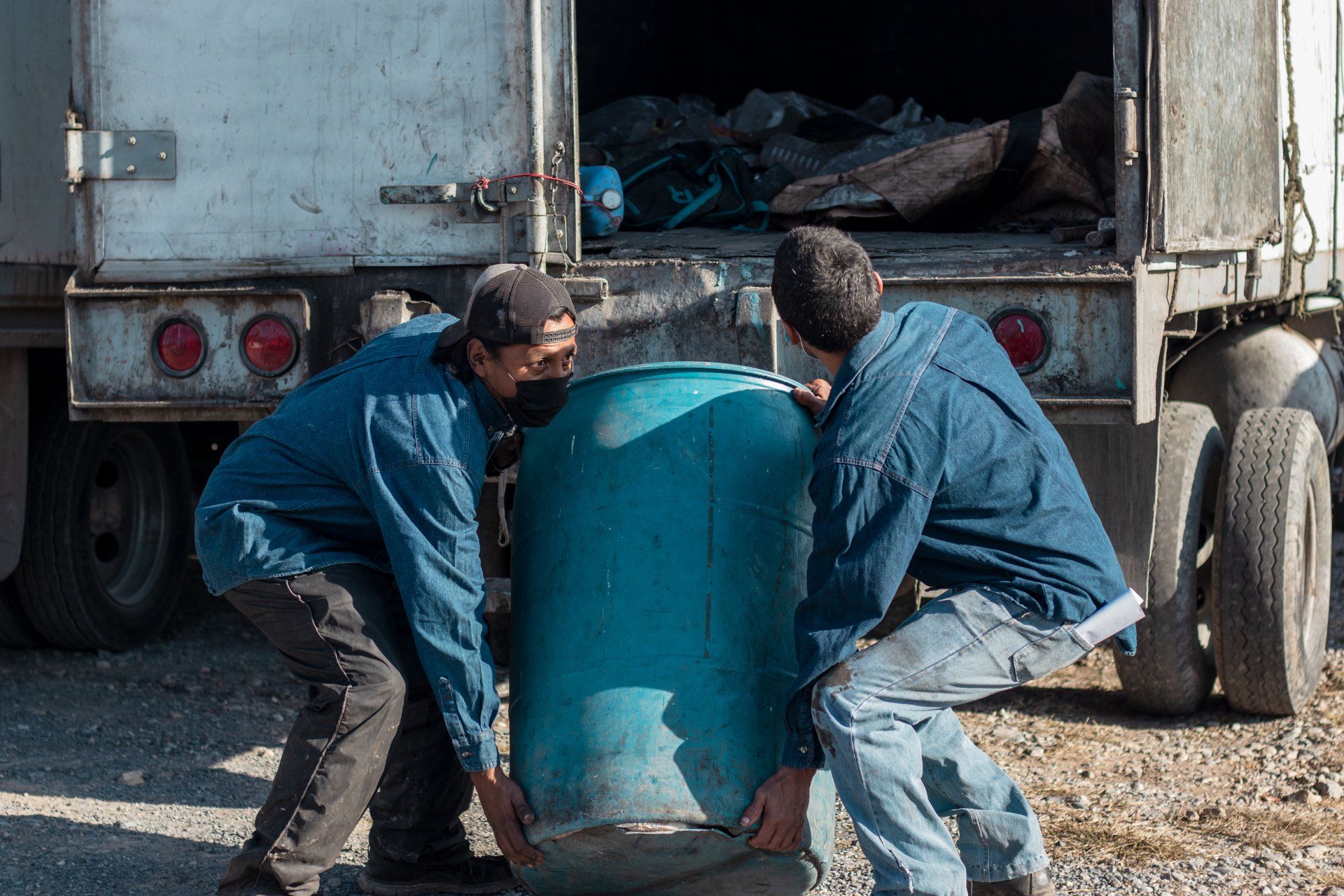 Trabajadores de Seredecom vaciando deshechos en camión recolector de basura