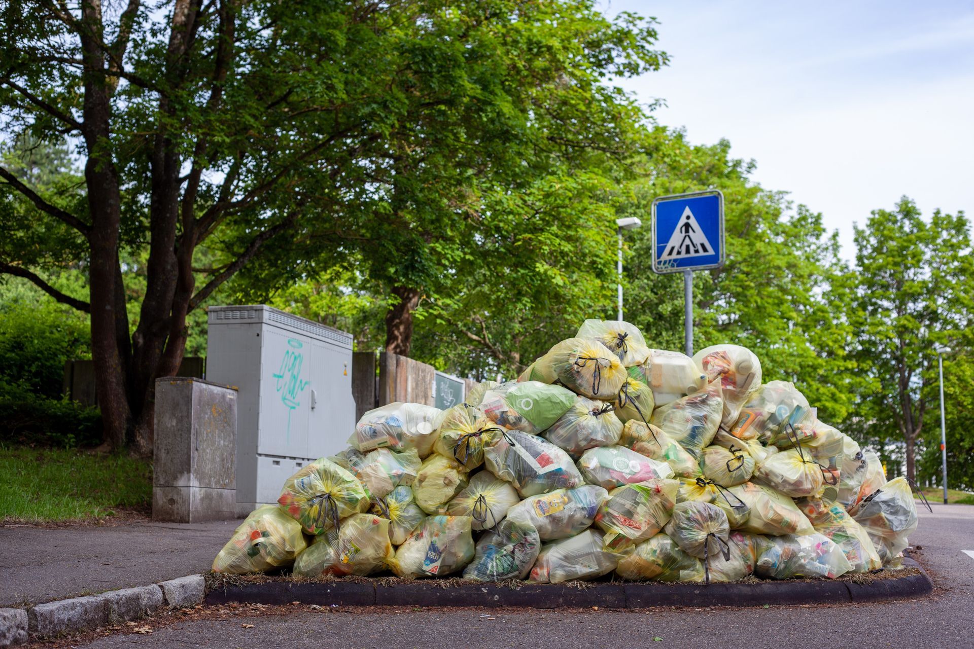 acomulación de basura por falta de gestión de residuos adecuada