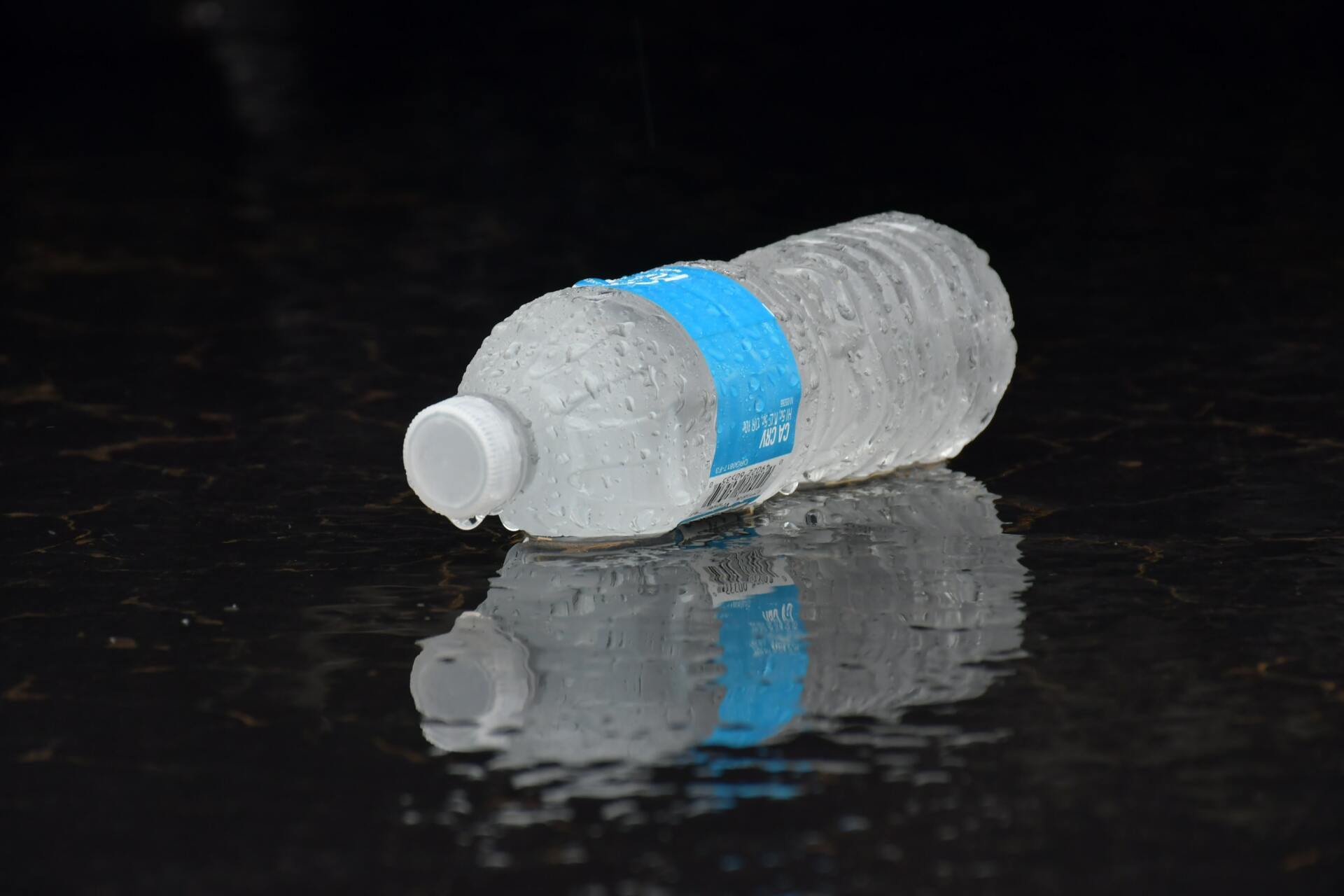 almacenar el agua en botellas de plástico