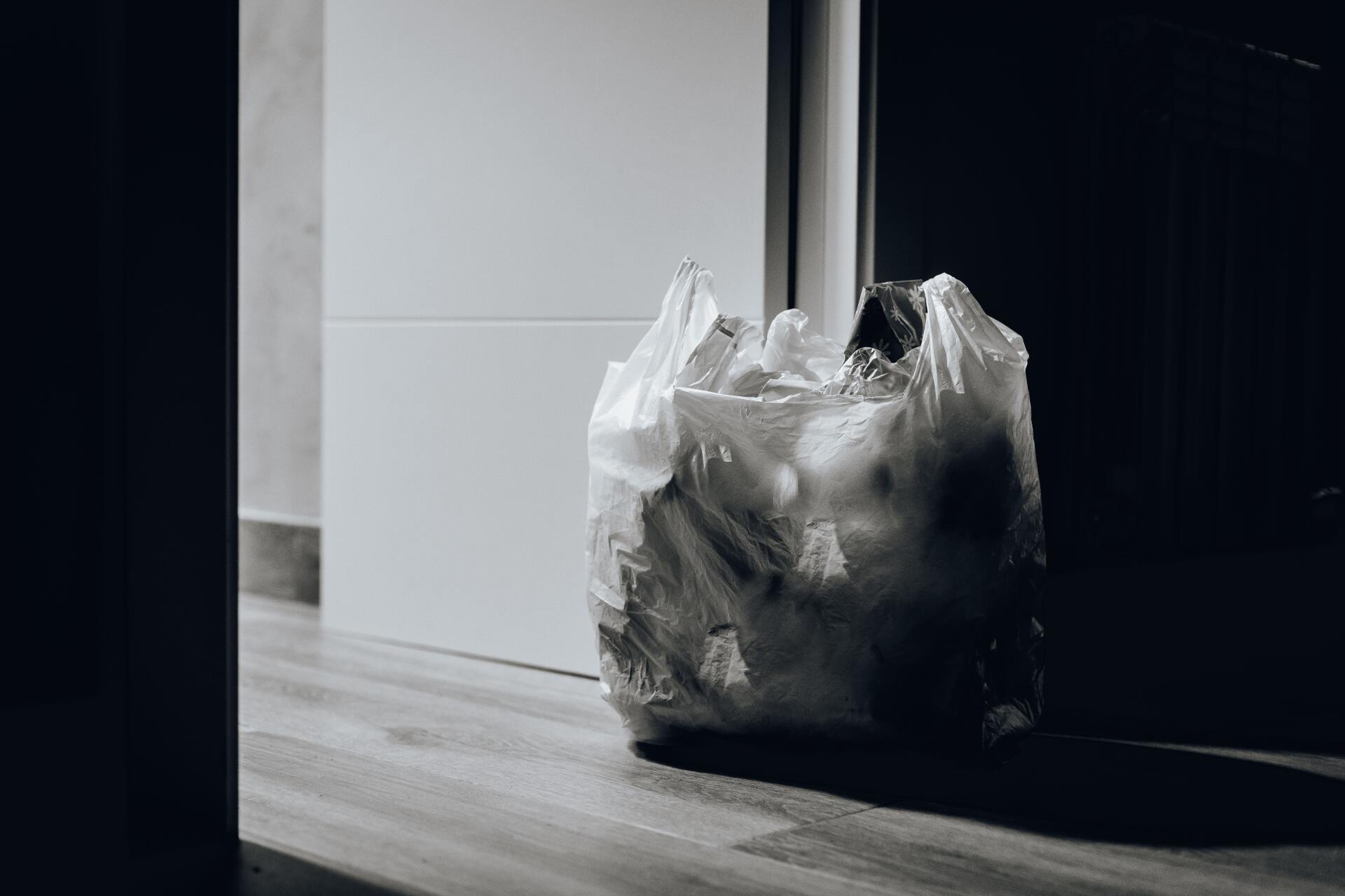 bolsa de basura blanca en una casa