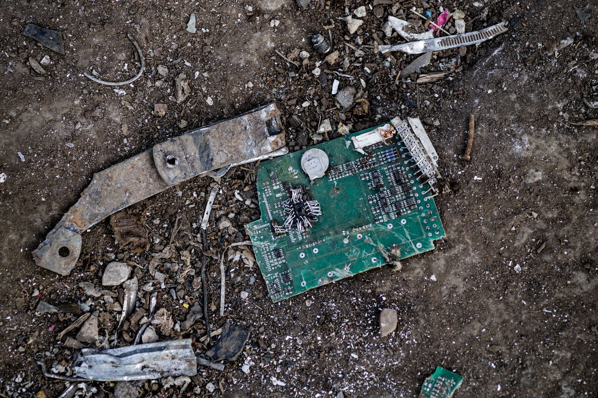 basura electrónica tirada en el suelo contaminando 