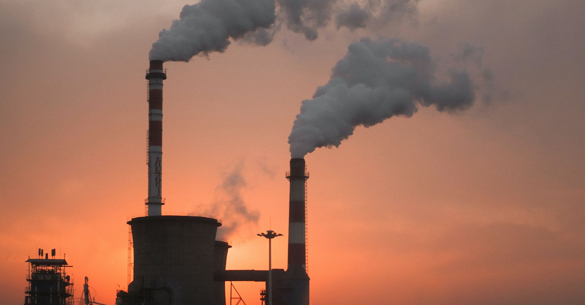 fábrica emitiendo gases contaminantes al ambiente