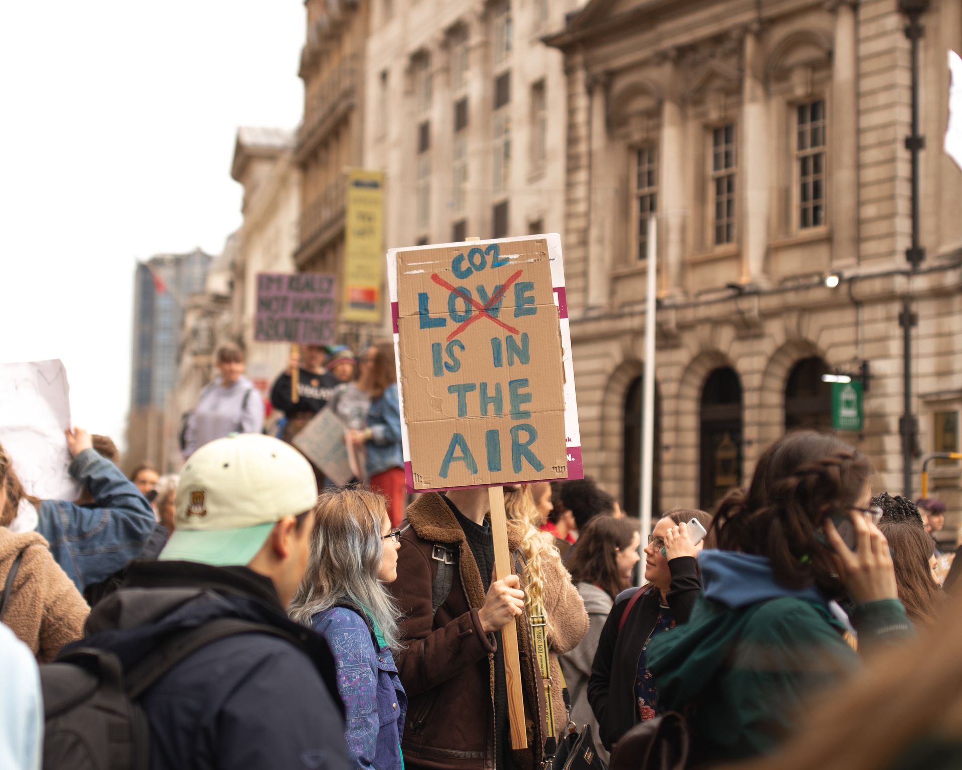 jóvenes y adolescentes manifestantes para frenar el cambio climático