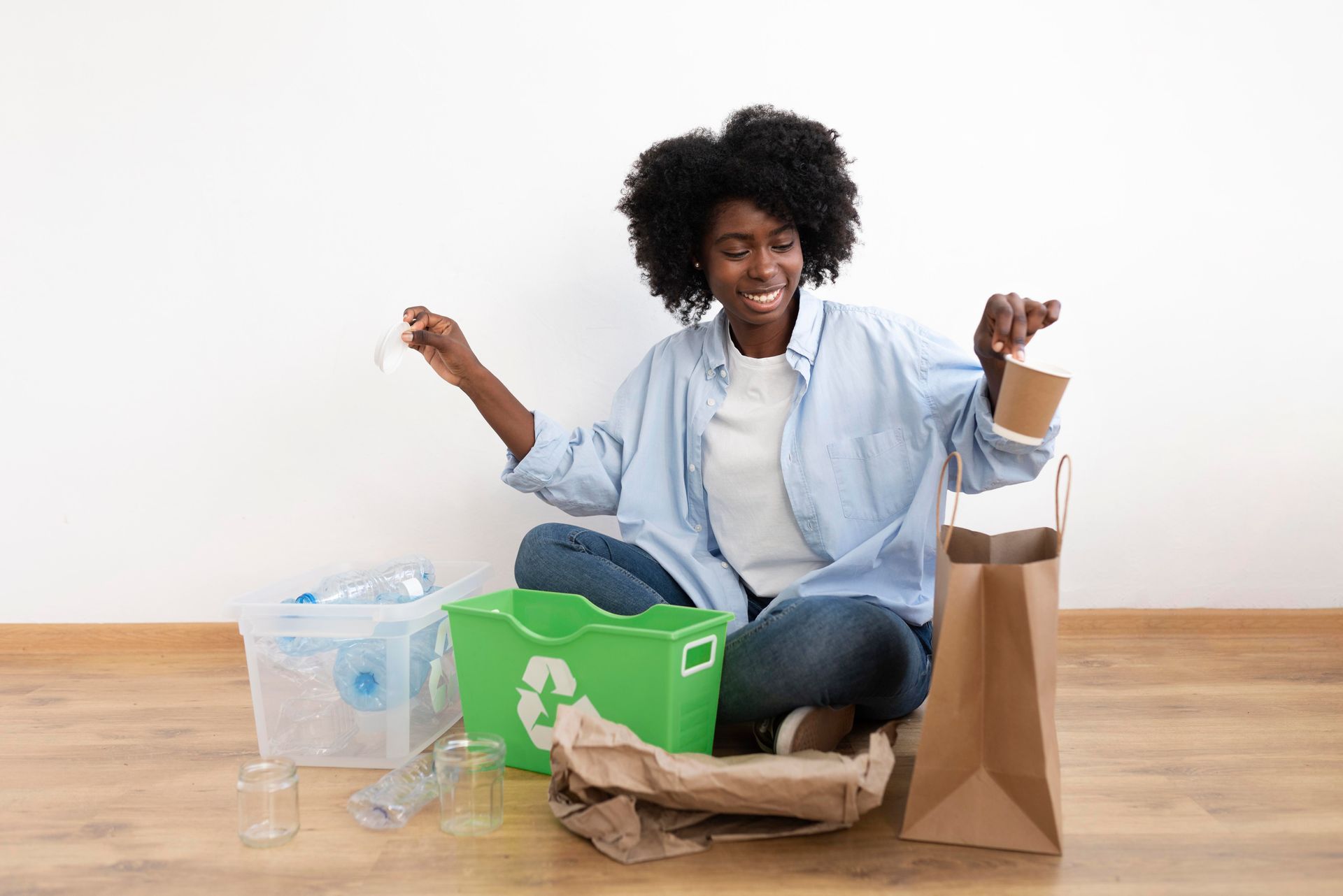 mujer reduciendo su producción basura en casa 