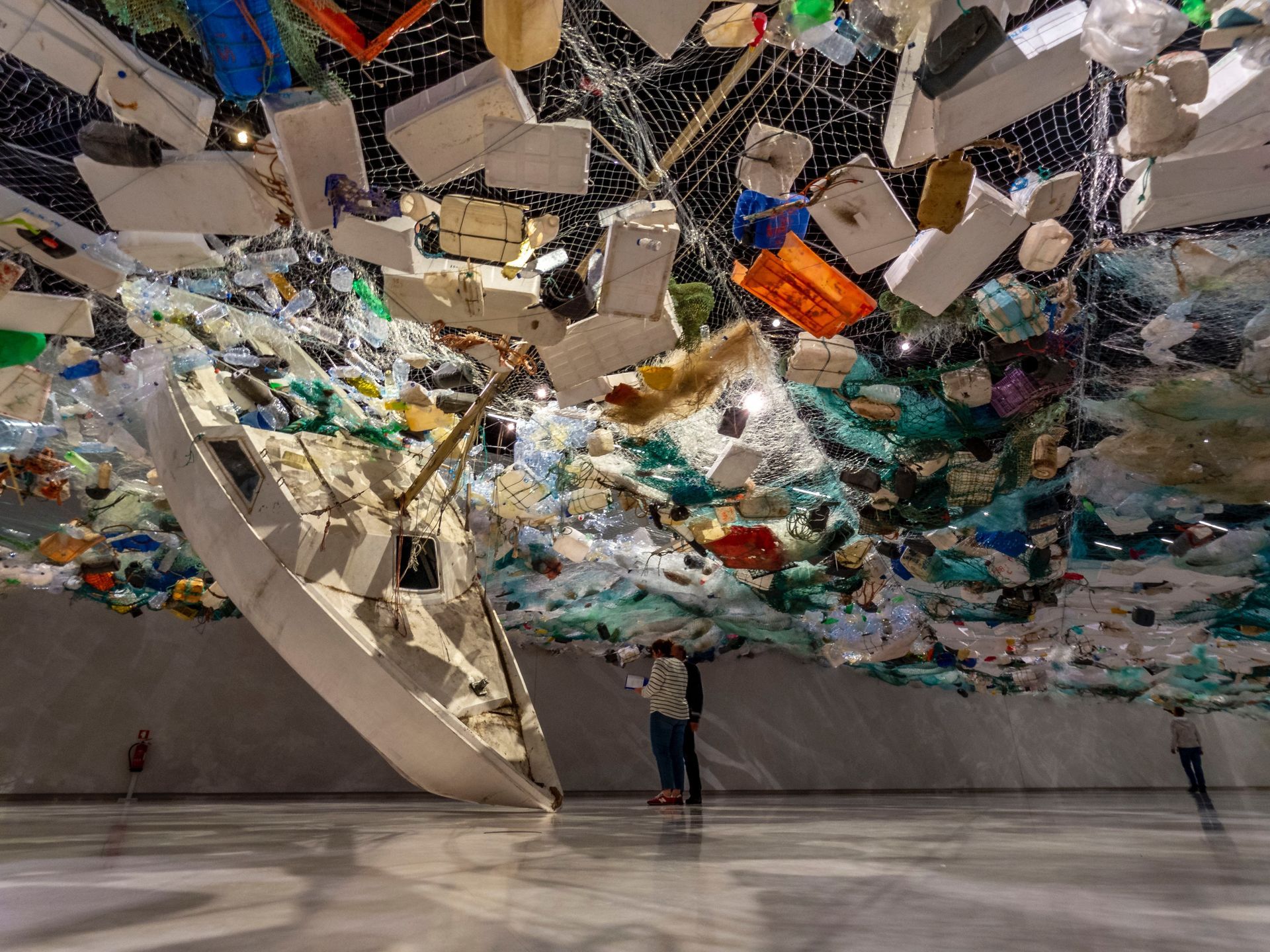 museo presenta una exposición de basura sostenible