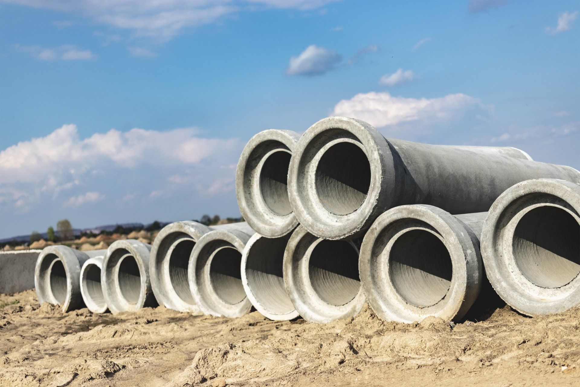 Las tuberías de agua para el suministro de agua potable se encuentran en el sitio de construcción preparación para movimientos de tierra para colocar