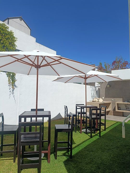 RENT & CELEBRATE - Sombrillas y mesa periquera