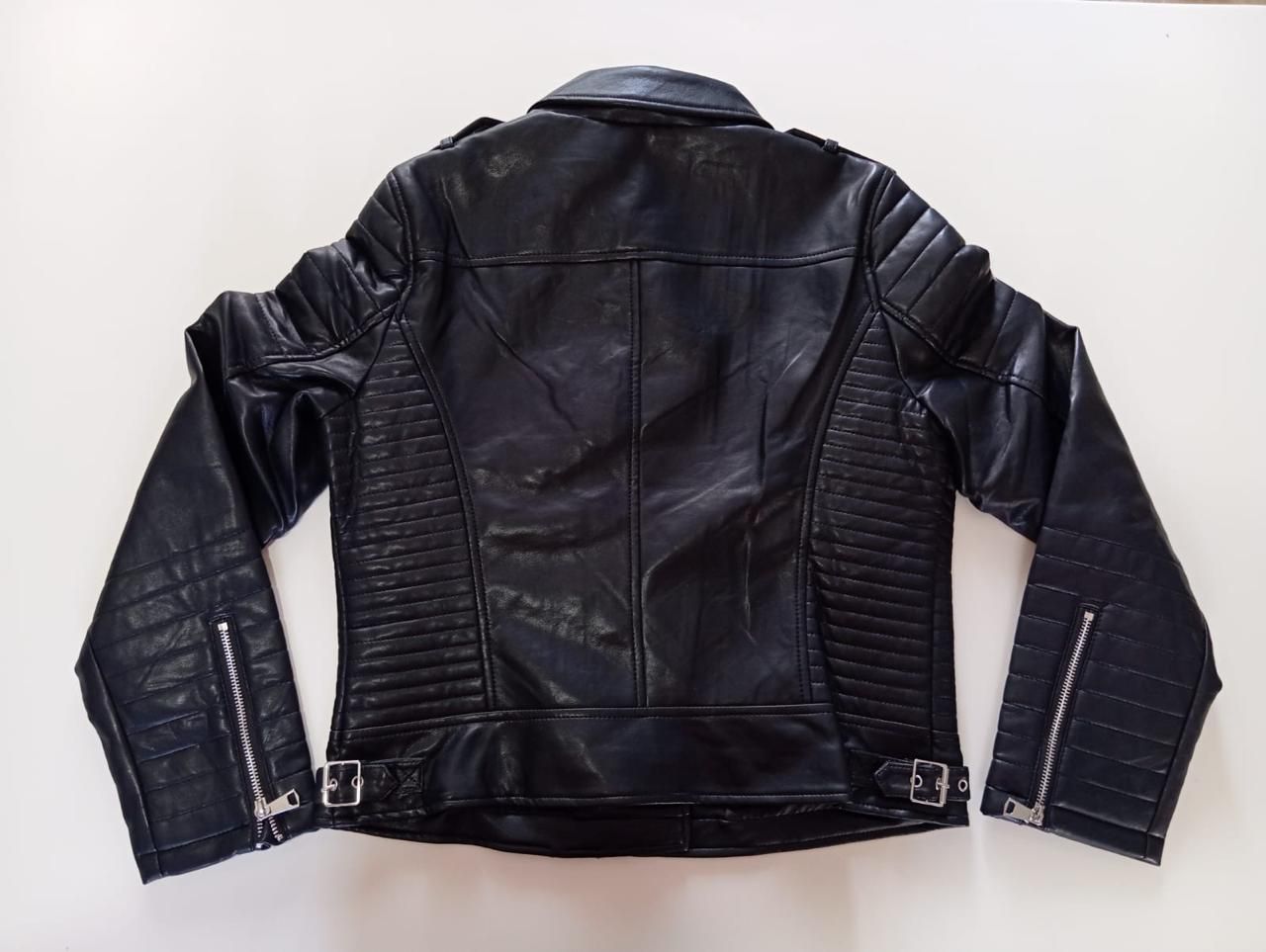 Chaqueta de cuero negra con cremalleras plateadas y detalles acolchados en hombros y mangas.