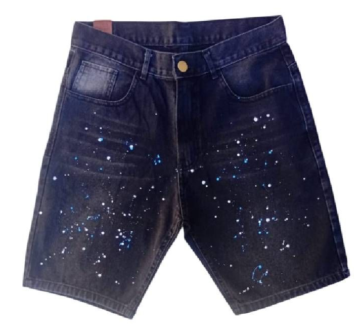 Pantalones cortos de mezclilla oscuros con salpicaduras de pintura azul.