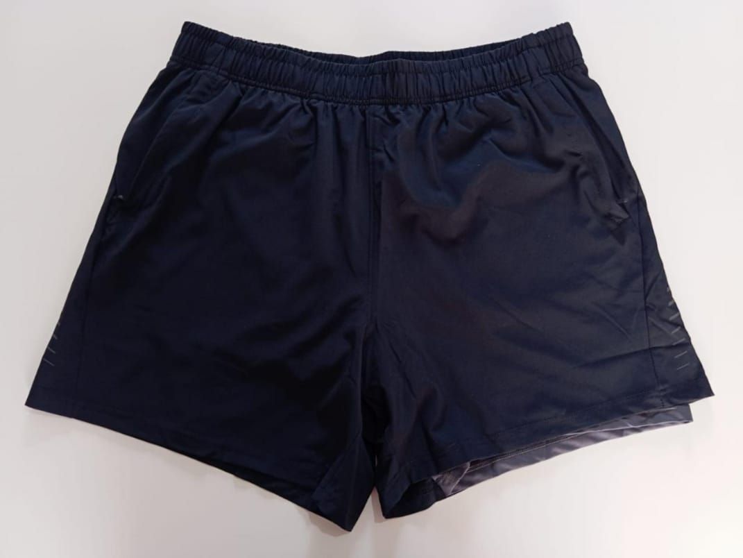 Pantalón corto deportivo azul marino con cinturilla elástica.