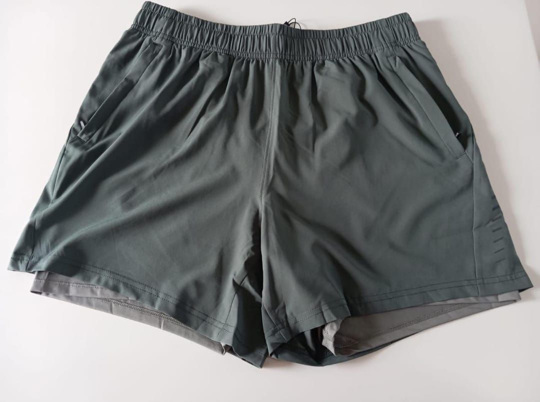 Pantalón corto deportivo azul marino con cinturilla elástica.