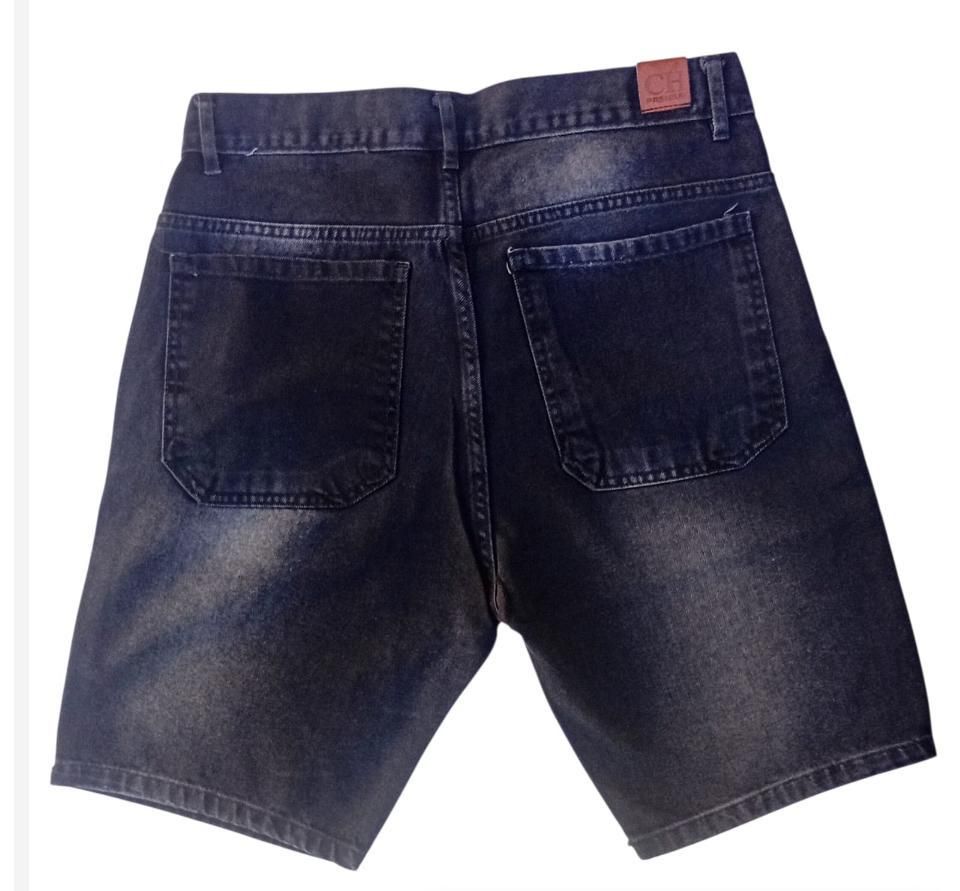 Shorts vaqueros azul oscuro con detalles descoloridos.