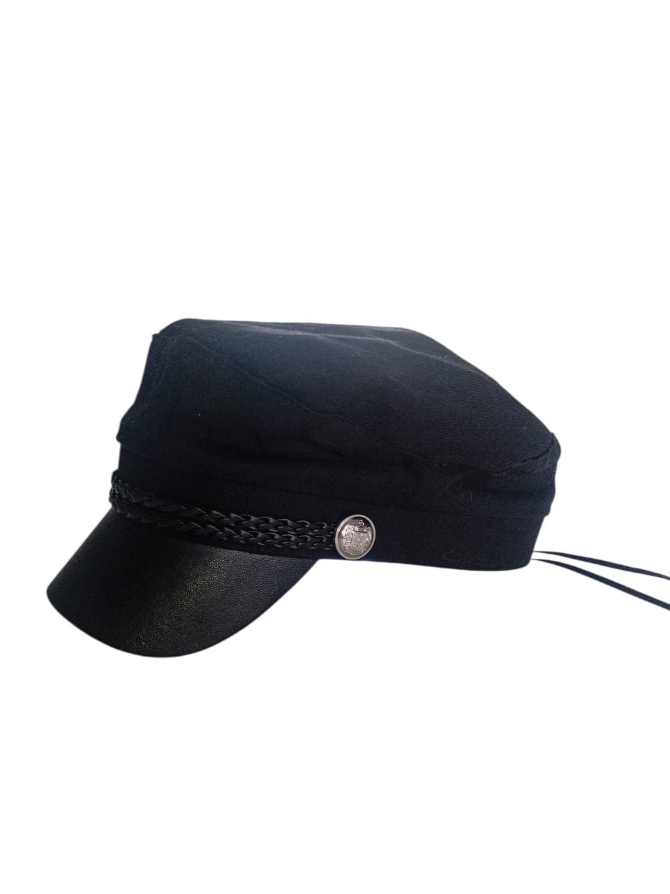 Gorra marinera negra con visera trenzada y detalle de botón plateado.