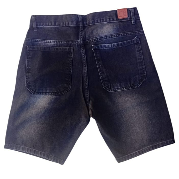 Pantalones cortos de mezclilla oscuros con salpicaduras de pintura azul.