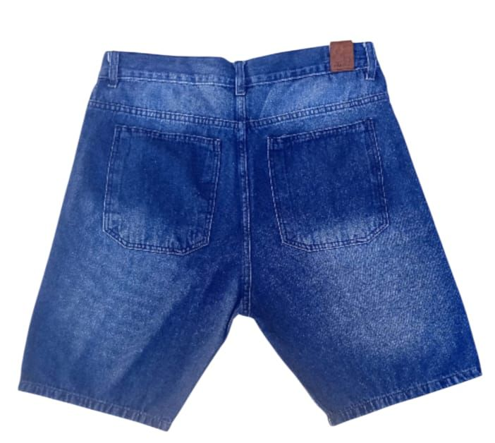 Shorts vaqueros de color azul sobre fondo blanco, con ligeros detalles desteñidos.