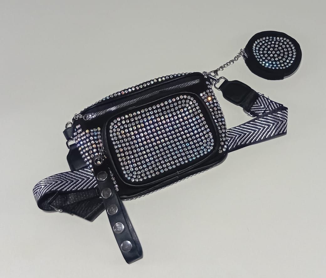 Tres bolsos bandolera negros con detalles de pedrería y correas estampadas.