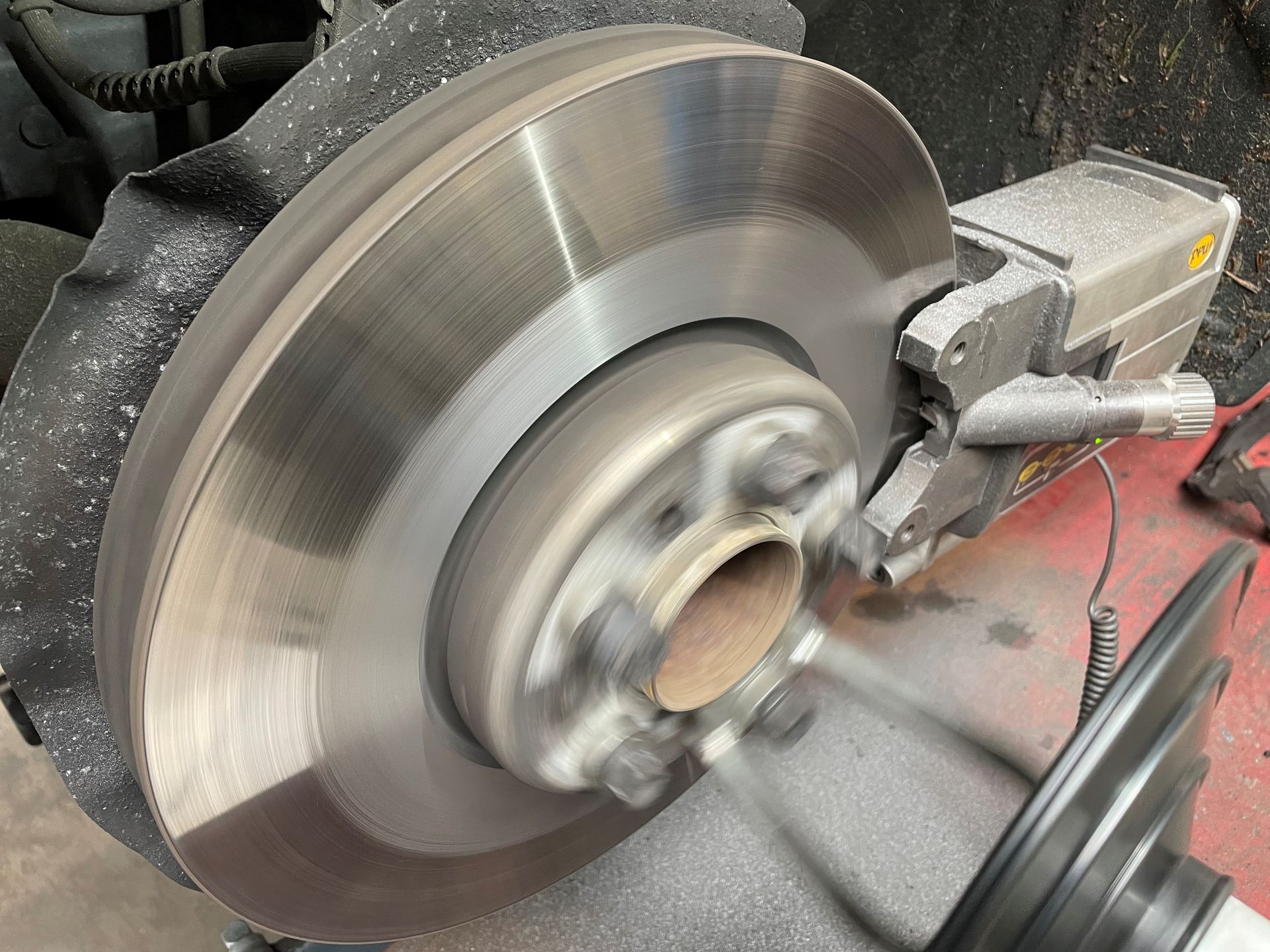 BMW F10 remschijven afdraaien