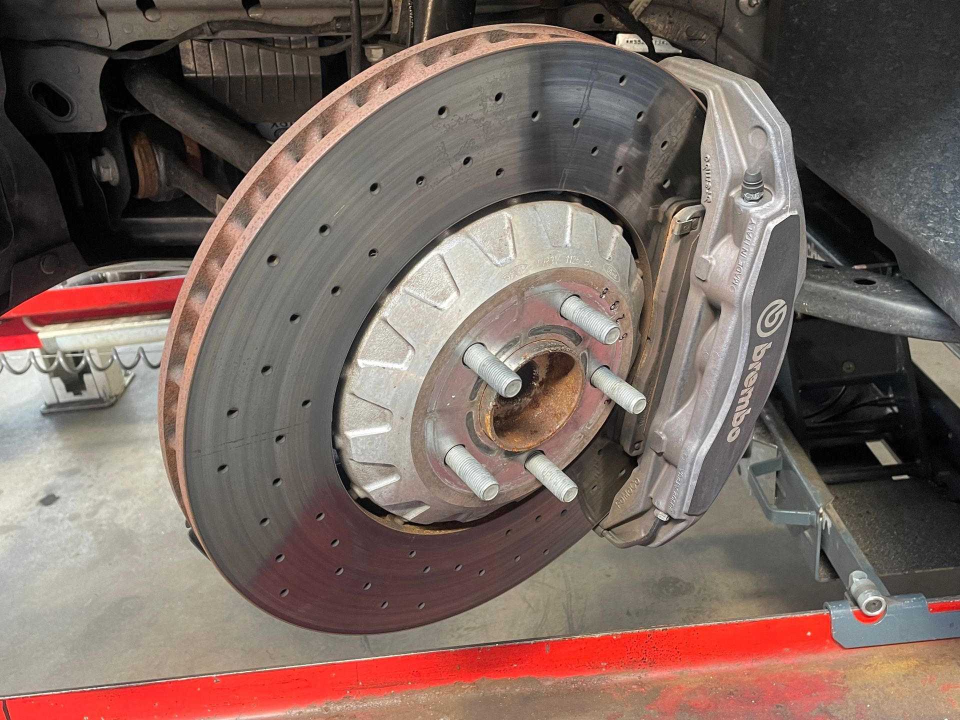 Ford Mustang GT350 remschijven afdraaien