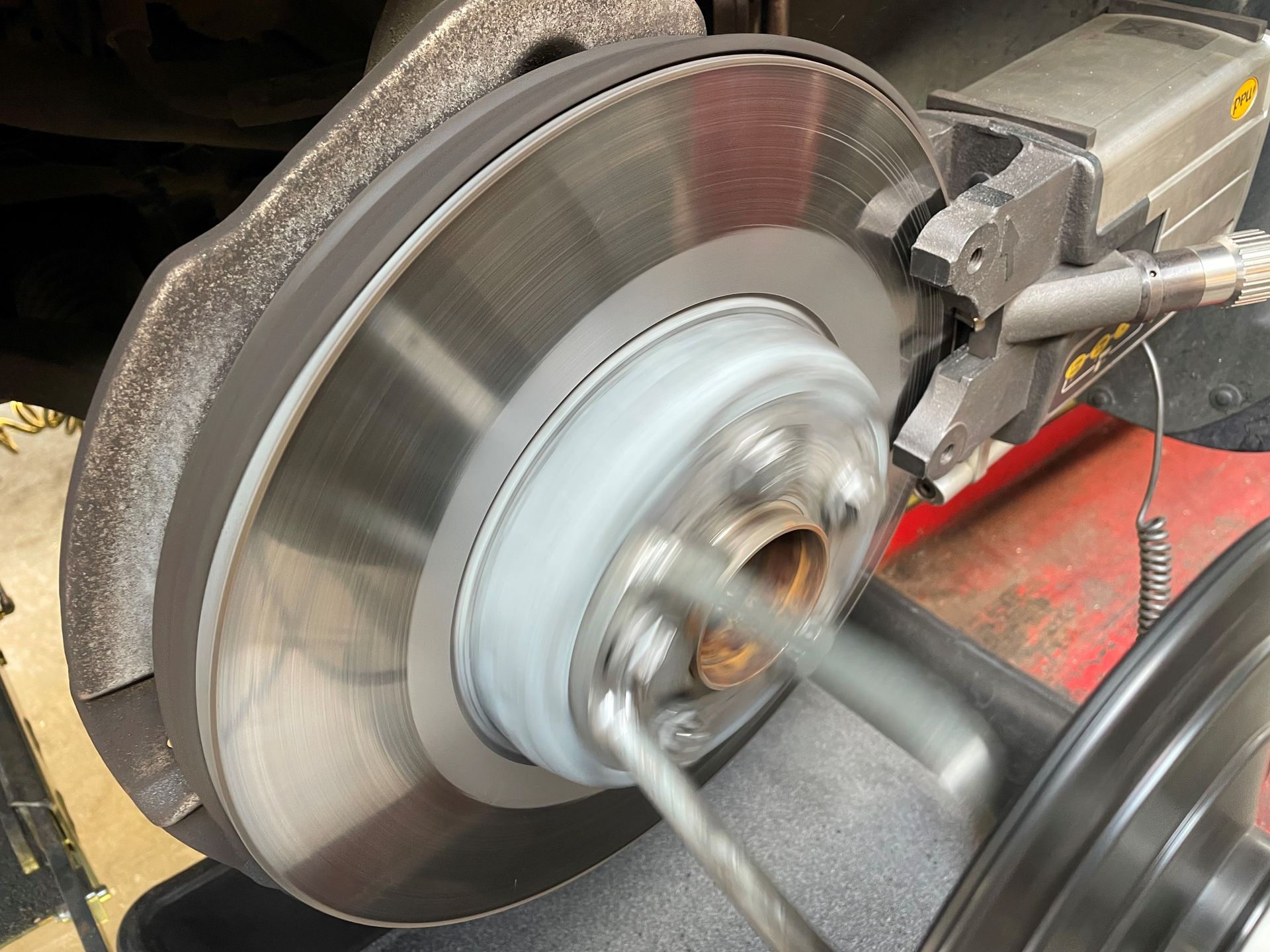 Mercedes-Benz E C238 remschijven afdraaien