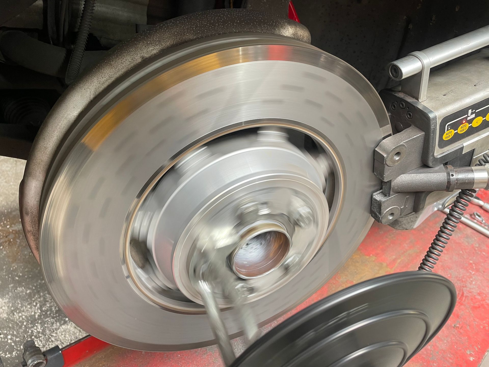 Remschijven afdraaien Mercedes C63 AMG