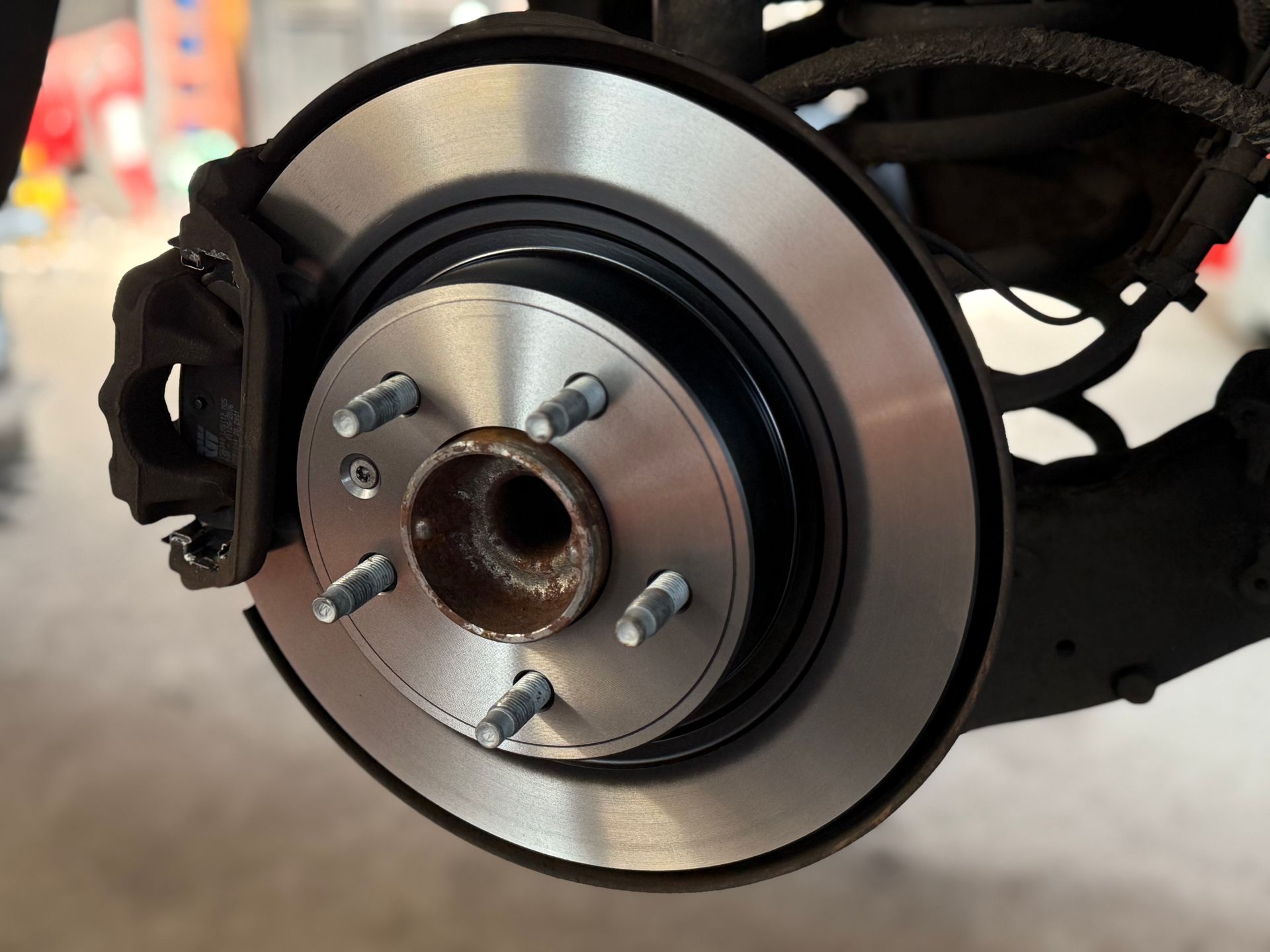 Nieuwe remschijven achter Opel Zafira Tourer