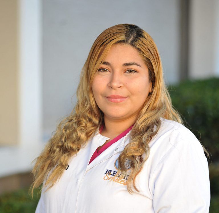 Assistant | Get smile makeovers, root canals, periodontal treatments, extractions, crowns, fix grinding Alexandria VA